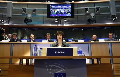 Catherine Ashtonová při výslechu europoslanců